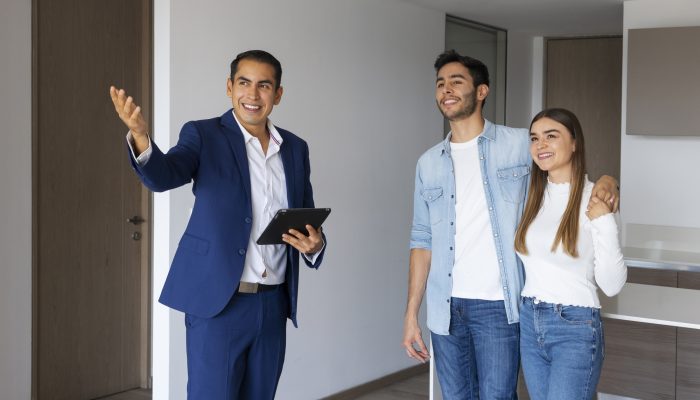 medium-shot-couple-talking-real-estate-agent